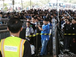 Sambut Laga Terakhir Persib, Bobotoh Mulai Padati Stadion GBLA