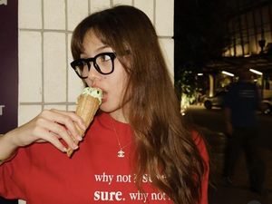 Pose Keren Vanesha Prescilla Saat Buat Kue hingga Makan Es Krim Pose Keren Vanesha Prescilla Saat Buat Kue hingga Makan Es Krim