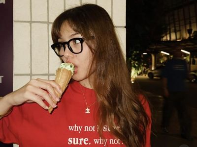 Pose Keren Vanesha Prescilla Saat Buat Kue hingga Makan Es Krim