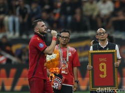 Simic memberikan salam perpisahannya usai laga Persija vs Malut United di JIS, Jakarta, Jumat (23/5) kemarin.