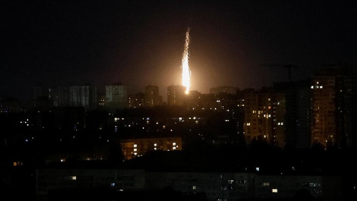 An explosion of a drone lights up the sky over the city during a Russian drone strike, amid Russias attack on Ukraine, in Kyiv, Ukraine May 24, 2025. REUTERS/Gleb Garanich TPX IMAGES OF THE DAY