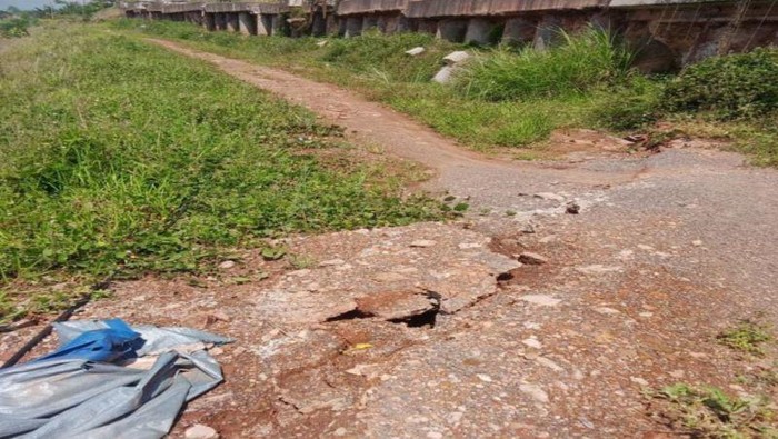 Efek pergerakan tanah di Sumedang, Jawa Barat, pada sekitar jalan tol Cisumdawu. (ANTARA/HO Polres Sumedang)