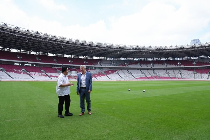 Erick Thohir cek rumput GBK Erick Thohir cek rumput GBK