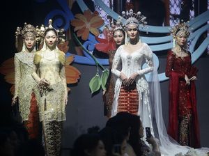 Parade Fashion Gaun Pengantin Adat Hingga Internasional Dari Para Desainer RI Parade Fashion Gaun Pengantin Adat Hingga Internasional Dari Para Desainer RI