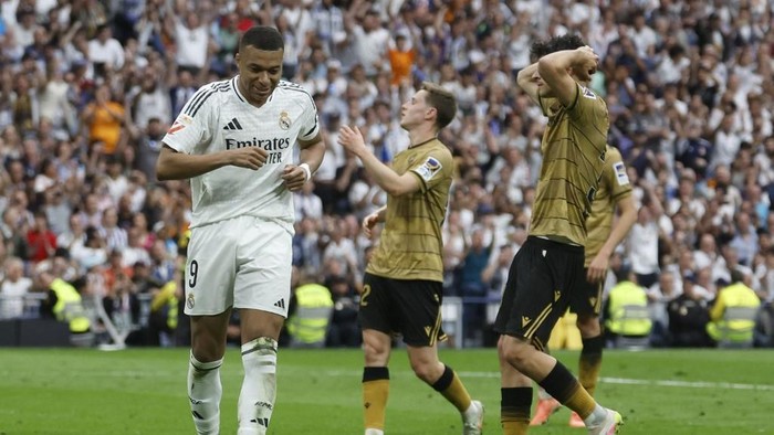 Real Madrids French forward #09 Kylian Mbappe celebrates scoring the opening goal during the Spanish league football match between Real Madrid CF and Real Sociedad at Santiago Bernabeu Stadium in Madrid on May 24, 2025. (Photo by Pierre-Philippe MARCOU / AFP)