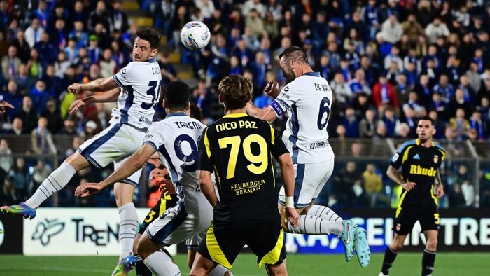 Inter Milans Dutch defender #06 Stefan de Vrij (R) heads the ball after socres the opening goal  during the Italian Serie A football match between Como 1907 and Inter Milan at the Giuseppe-Sinigaglia Stadium in Como, on May 23, 2025. (Photo by PIERO CRUCIATTI / AFP)