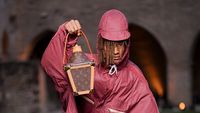 Gaya Unik Jaden Smith Pakai Jas Hujan Louis Vuitton, Bawa Tas Bentuk Lentera