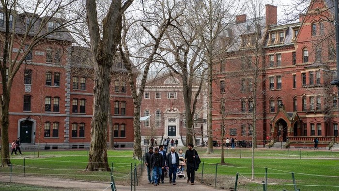 Kampus Harvard di Cambridge, Massachusetts, AS (FILES) People walk through Harvard Yard on the Harvard University campus in Cambridge, Massachusetts, on April 15, 2025. US President Donald Trumps administration on Thursday revoked Harvards right to enroll foreign students -- more than a quarter of its annual enrollment -- in a major escalation of the presidents fight with one of the worlds most storied universities. Trump is furious at Harvard -- which has produced 162 Nobel prize winners -- for rejecting his demand that it submit to oversight on admissions and hiring over his claims that it is a hotbed of anti-Semitism and