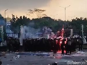 Kericuhan di Luar Stadion GBLA Warnai Laga Persib Vs Persis Kericuhan di Luar Stadion GBLA Warnai Laga Persib Vs Persis