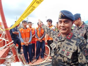 KKP Tangkap 2 Kapal Ikan Asing di Natuna Utara, 19 ABK Diamankan KKP Tangkap 2 Kapal Ikan Asing di Natuna Utara, 19 ABK Diamankan