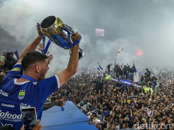 Lautan Bobotoh Rayakan Persib Juara di Stadion GBLA