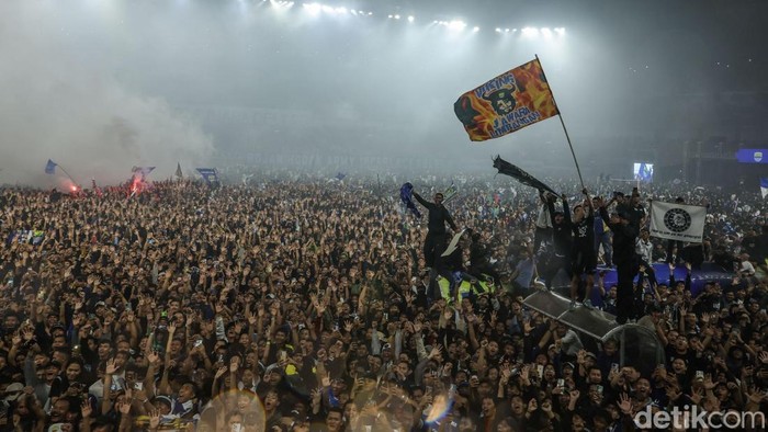Lautan Bobotoh Rayakan Persib Juara di Stadion GBLA Pemain Persib Bandung mengangkat piala juara BRI Liga 1 2024/2025 di Stadion GBLA, Bandung, Sabtu (24/5/2025).