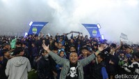 Antusias yang tinggi membuat para suporter merayakan BacktoBack juara di dalam lapangan.