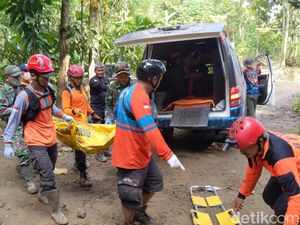 3 Korban Longsor Trenggalek Kembali Ditemukan 3 Korban Longsor Trenggalek Kembali Ditemukan