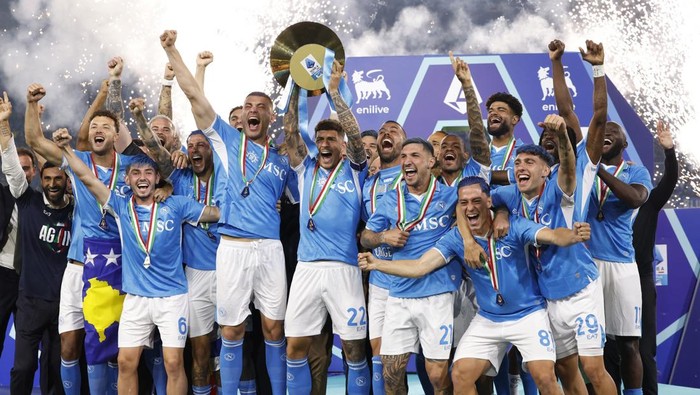 Soccer Football - Serie A - Napoli v Cagliari - Stadio Diego Armando Maradona, Naples, Italy - May 24, 2025 Napolis Giovanni Di Lorenzo lifts the trophy as he celebrates winning Serie A with teammates REUTERS/Remo Casilli