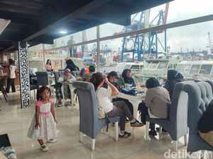 Asyik! Santai di Officers Cafe dengan View Laut dan Kapal Perang
