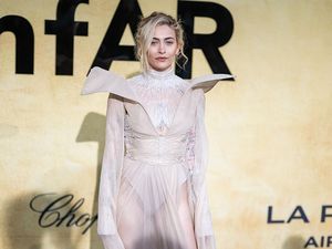Foto: Paris Jackson Seksi-Elegan di amfAR Gala Cannes dengan Gaun Transparan Foto: Paris Jackson Seksi-Elegan di amfAR Gala Cannes dengan Gaun Transparan
