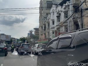 Warga Keluhkan Parkir Berlapis di Jalan S Parman Depan Santo Thomas Medan Warga Keluhkan Parkir Berlapis di Jalan S Parman Depan Santo Thomas Medan