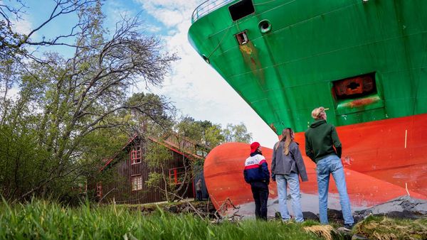 Penampakan Kapal Kargo Tabrak Taman Norwegia, Nyaris Kena Rumah