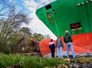 Penampakan Kapal Kargo Tabrak Taman Norwegia, Nyaris Kena Rumah