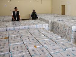 Penampakan Ribuan Botol Air Zamzam untuk Jemaah Haji Makassar