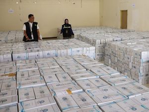 Penampakan Ribuan Botol Air Zamzam untuk Jemaah Haji Makassar