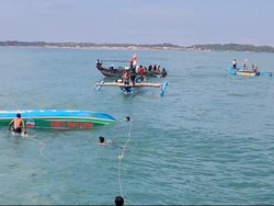 Momen Dramatis Penyelamatan 10 Nelayan di Pantai Karang Papak Garut