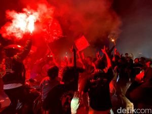 Seorang Bobotoh Koma Usai Jatuh dari Flyover Saat Konvoi Persib