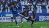 Sementara tim tamu juga tidak ingin hanya menjadi penggembira di laga sore tadi. Mereka tetap berupaya mengganggu pesta juara Maung Bandung di kandangnya.