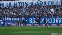 Namun, nampaknya Persib Bandung masih sangat tangguh untuk Persis Solo. Di babak pertama Persis Solo harus tertinggal 1-0 lewat sundulan Gustavo Franca.