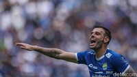 Memasuki babak kedua, Persib Bandung tetap tampil menekan. Mereka terus membongkar lini pertahanan Persis Solo. Hasilnya di menit 56 Tyrone del Pino berhasil membawa Persib Bandung menggandakan keunggulannya. Lewat umpan Gervane Kastaneer, Tyrone sukses membobol gawang Claudio Pandenyuwu. Persib unggul 2-0.