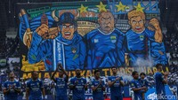 Foto-foto pertandingan Persib Bandung vs Persis Solo dipotret menggunakan kamera Canon R1 dan lensa RF 24-105mm f2,8 dan EF 400mm f2.8.