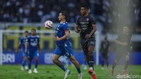 Kedua tim berupaya menampilkan permainan terbaiknya. Marc Klok cs turun ke lapangan dengan penuh percaya diri. Apalagi mereka sudah menyandang status juara Liga 1 musim ini.