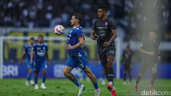 Persib Bandung Tutup Musim dengan Manis Persib Bandung sukses menutup Liga 1 musim ini dengan manis. Pada laga pamungkasnya Maung Bandung sukses menerkam Persis Solo dengan skor 3-2.