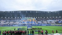 Laga Persib Bandung vs Persis Solo digelar di Stadion Gelora Bandung Lautan Api (GBLA), Sabtu (24/5/2025). Ribuan bobotoh memadati laga tersebut.