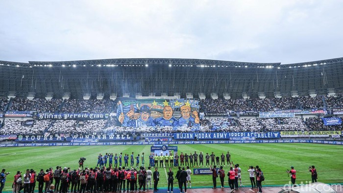 Persib Bandung Tutup Musim dengan Manis Persib Bandung sukses menutup Liga 1 musim ini dengan manis. Pada laga pamungkasnya Maung Bandung sukses menerkam Persis Solo dengan skor 3-2.