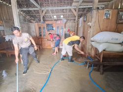 Polres Grobogan Bantu Warga Bersihkan Lumpur di Rumah Terdampak Banjir