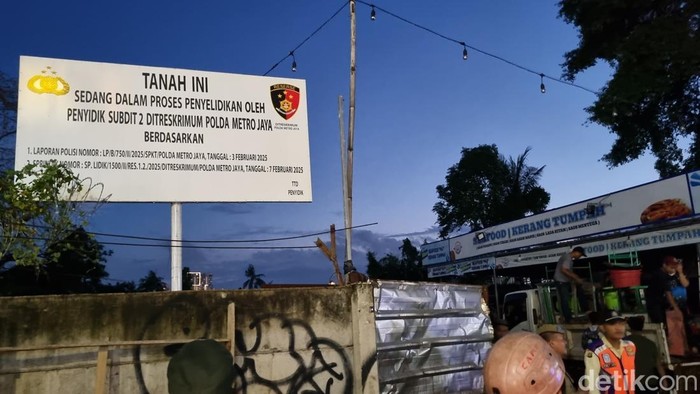 posko-grib-jaya-yang-berdiri-di-lahan-bmkg-di-tangerang-selatan-tangsel-dibongkar-menggunakan-ekskavator-yang-disiapkan-bmkg-t-1748087613577_169