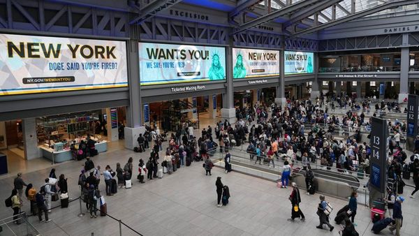 Ramai Stasiun Penn, Warga AS Bersiap Rayakan Akhir Pekan Memorial Day