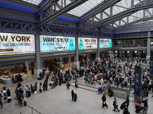 Ramai Stasiun Penn, Warga AS Bersiap Rayakan Akhir Pekan Memorial Day