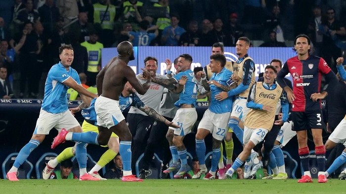 Napoli's Belgian forward #11 Romelu Lukaku (2-L) celebrates with his teammates after scoring his team's second goal during the Italian Serie A football match between Napoli and Cagliari at the Diego Armando Maradona stadium in Naples on May 23, 2025. (Photo by Carlo Hermann / AFP)