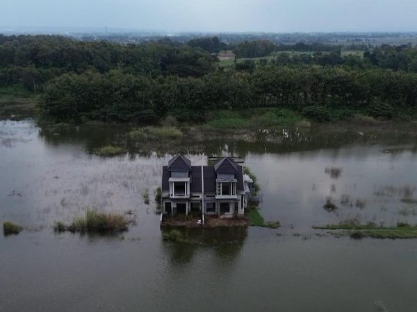 Potret Rumah Mewah Terbengkalai di Tengah Rawa Seluas 4 Lapangan Bola
