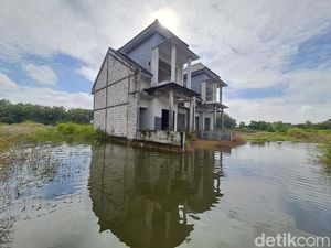 Viral Rumah Mewah di Tengah Danau, Ternyata Ada Cerita Mistis di Baliknya Viral Rumah Mewah di Tengah Danau, Ternyata Ada Cerita Mistis di Baliknya