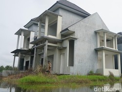 Cerita Mistis Rumah Mewah yang Viral di Tengah Danau Jombang