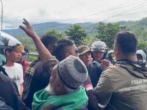 Penertiban PKL di Puncak Bogor Ricuh, 2 Anggota Satpol PP Terluka Penertiban PKL di Puncak Bogor Ricuh, 2 Anggota Satpol PP Terluka
