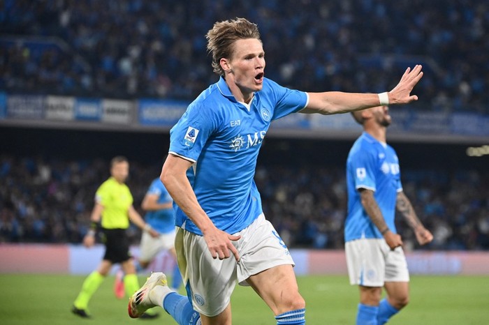 Napoli's Scottish midfielder #08 Scott Mc Tominay celebrates scoring his team's first goal during the Italian Serie A football match between Napoli and Cagliari at the Diego Armando Maradona stadium in Naples on May 23, 2025. (Photo by Isabella BONOTTO / AFP)