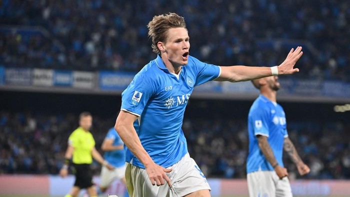 Napolis Scottish midfielder #08 Scott Mc Tominay celebrates scoring his teams first goal during the Italian Serie A football match between Napoli and Cagliari at the Diego Armando Maradona stadium in Naples on May 23, 2025. (Photo by Isabella BONOTTO / AFP)
