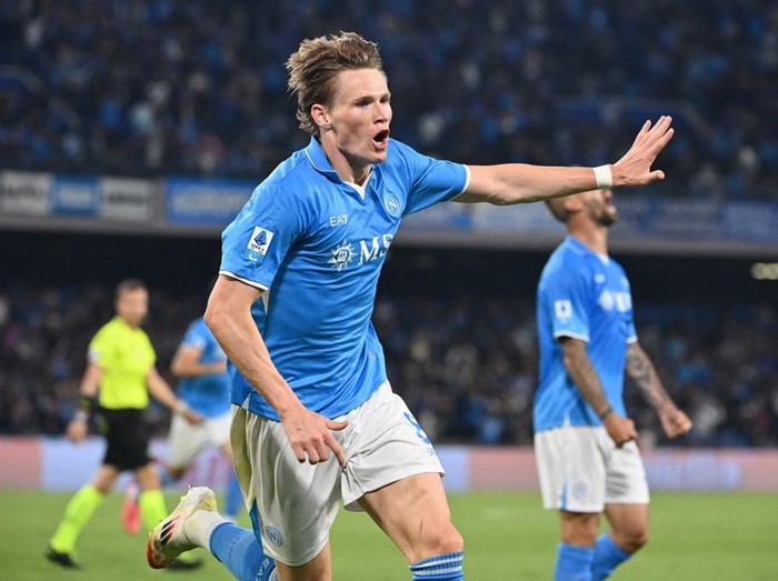 Napoli's Scottish midfielder #08 Scott Mc Tominay celebrates scoring his team's first goal during the Italian Serie A football match between Napoli and Cagliari at the Diego Armando Maradona stadium in Naples on May 23, 2025. (Photo by Isabella BONOTTO / AFP)