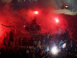 Suporter Berpesta Napoli Juara Liga Serie A