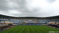 Spanduk Nuhun Tos Juara Deui Sib! Terbentang di Stadion GBLA